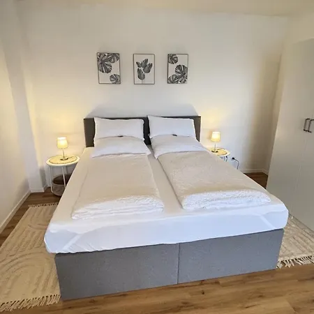 Apartment E&m Living In *