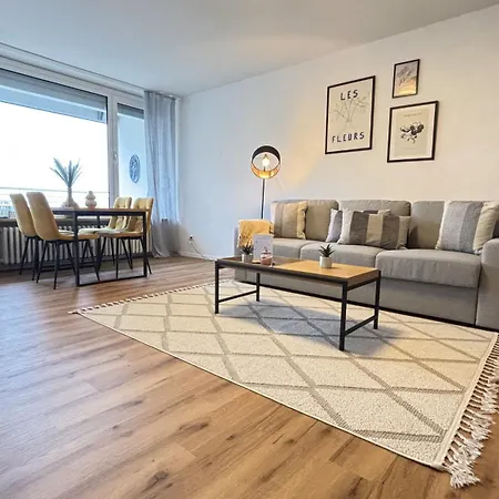 E&m Living In Apartment